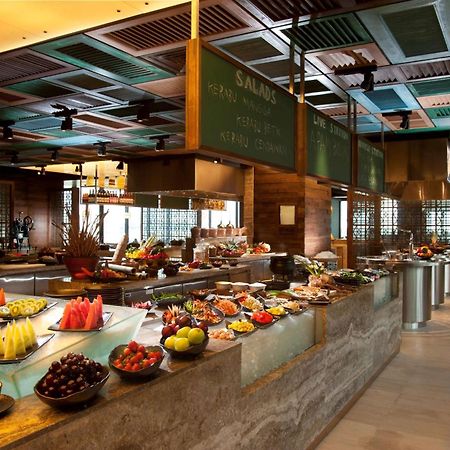 Doubletree By Hilton Kuala Lumpur Hotel Exterior photo The buffet at the restaurant