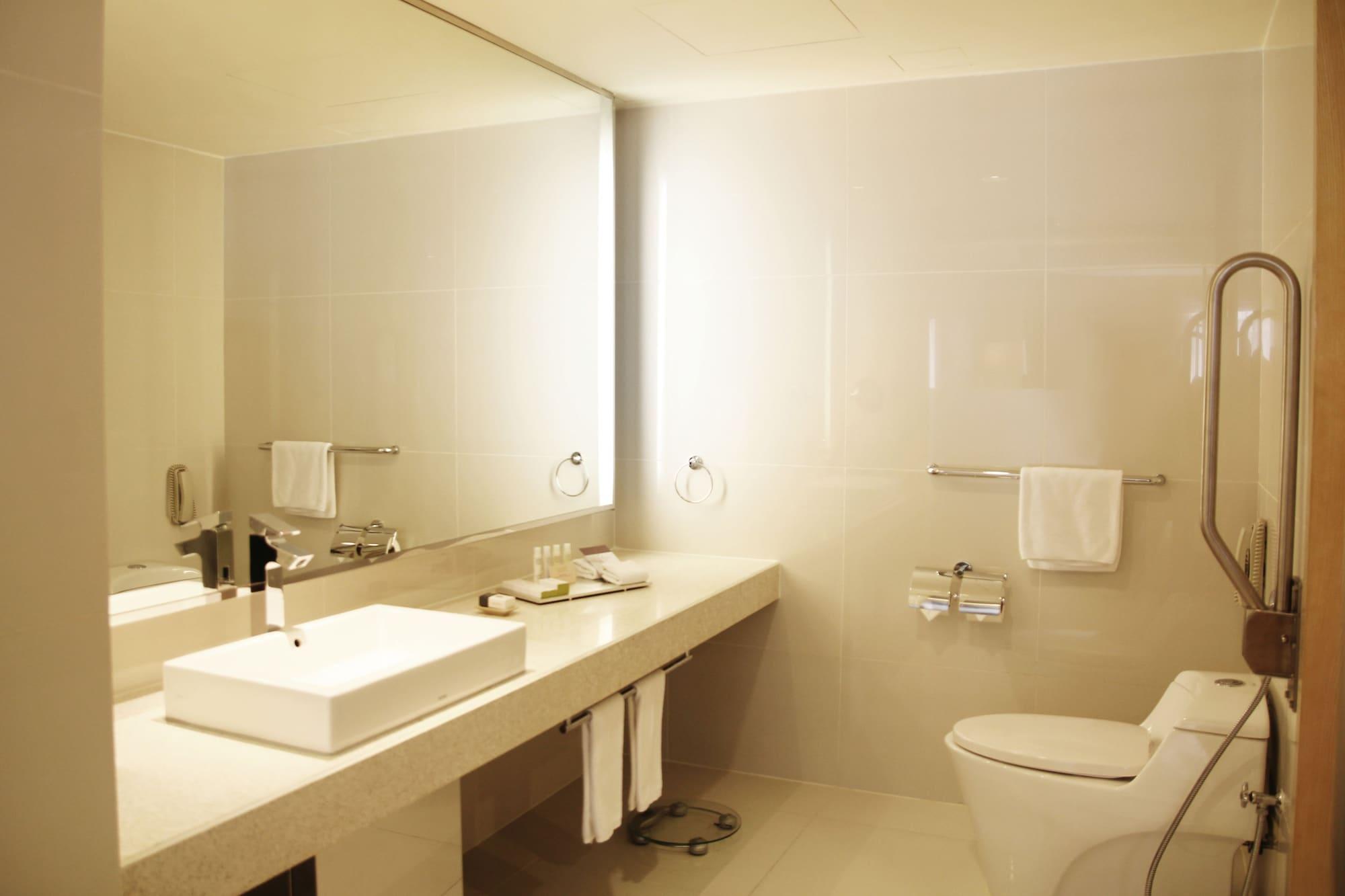Doubletree By Hilton Kuala Lumpur Hotel Exterior photo Bathroom