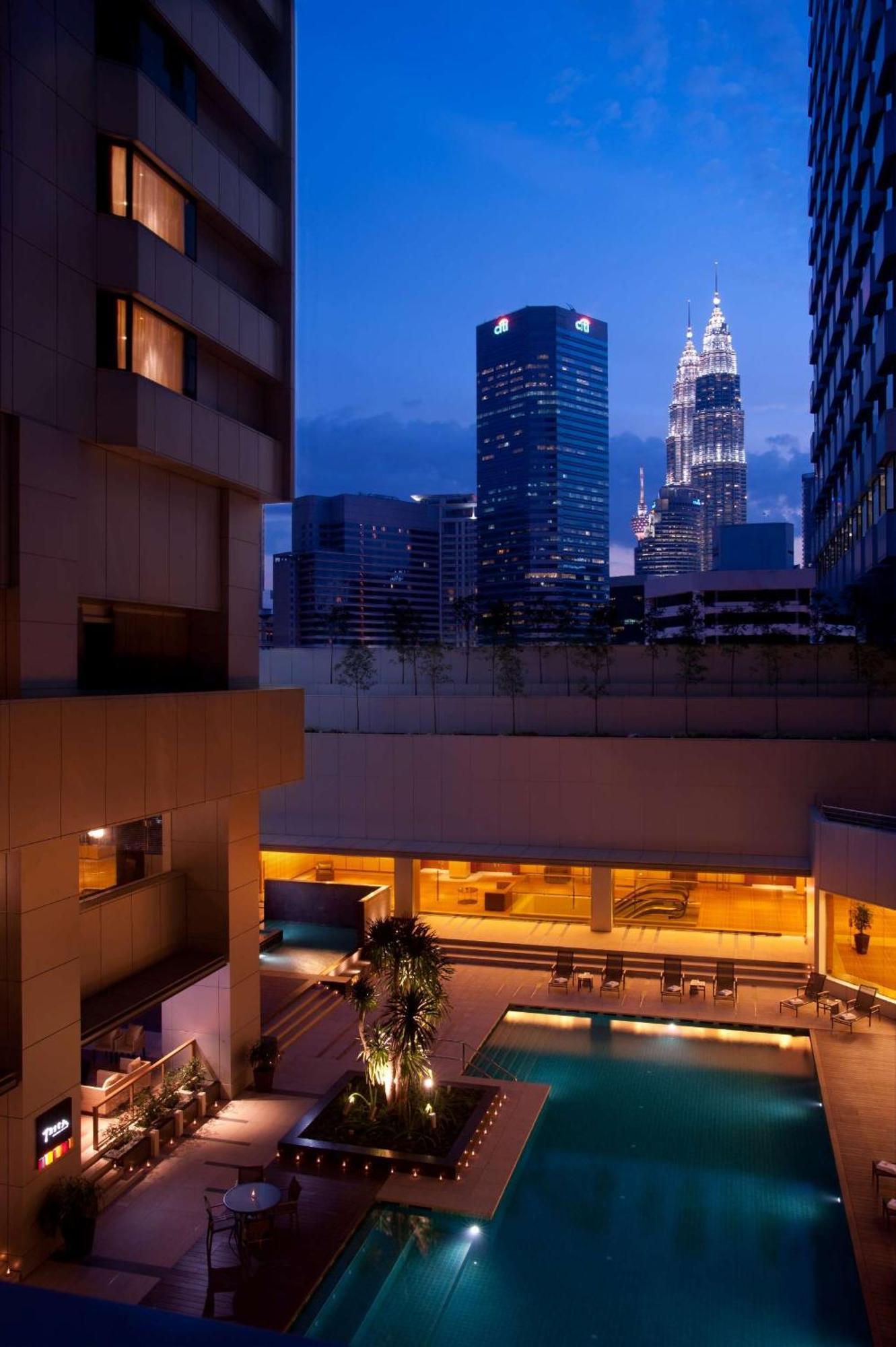 Doubletree By Hilton Kuala Lumpur Hotel Exterior photo The hotel's courtyard