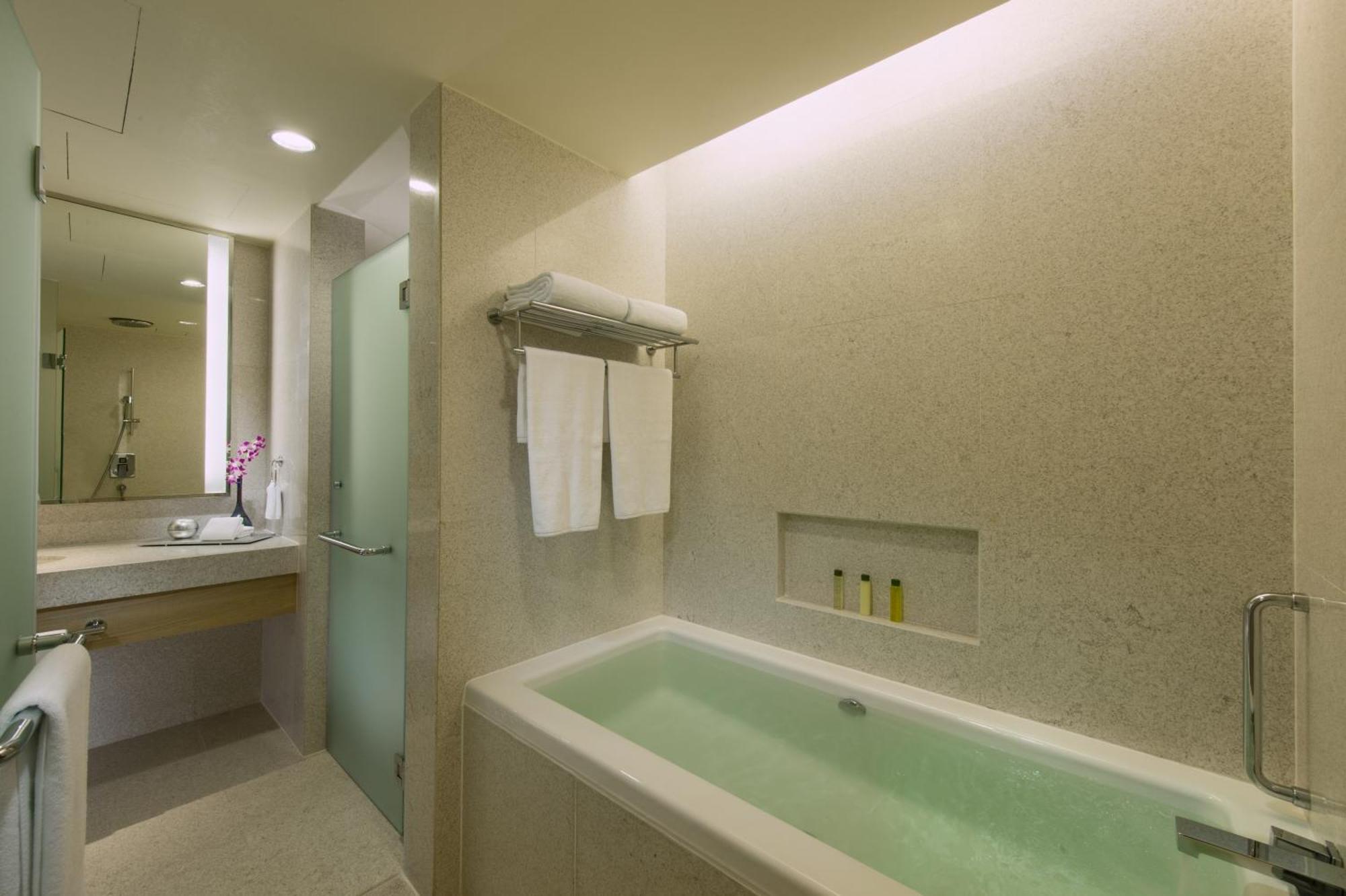 Doubletree By Hilton Kuala Lumpur Hotel Exterior photo A modern bathroom with a bathtub