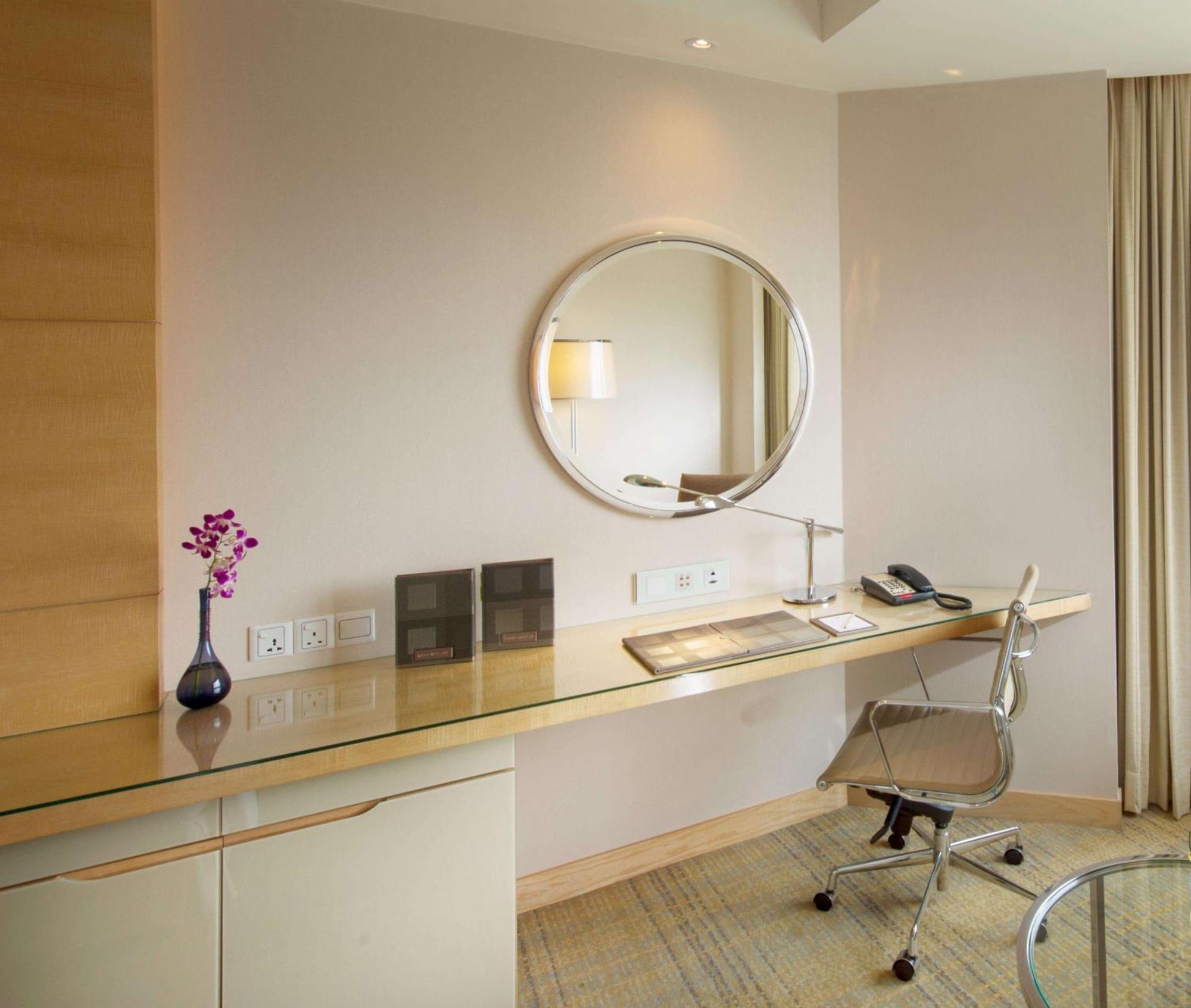 Doubletree By Hilton Kuala Lumpur Hotel Exterior photo A work desk in a hotel room