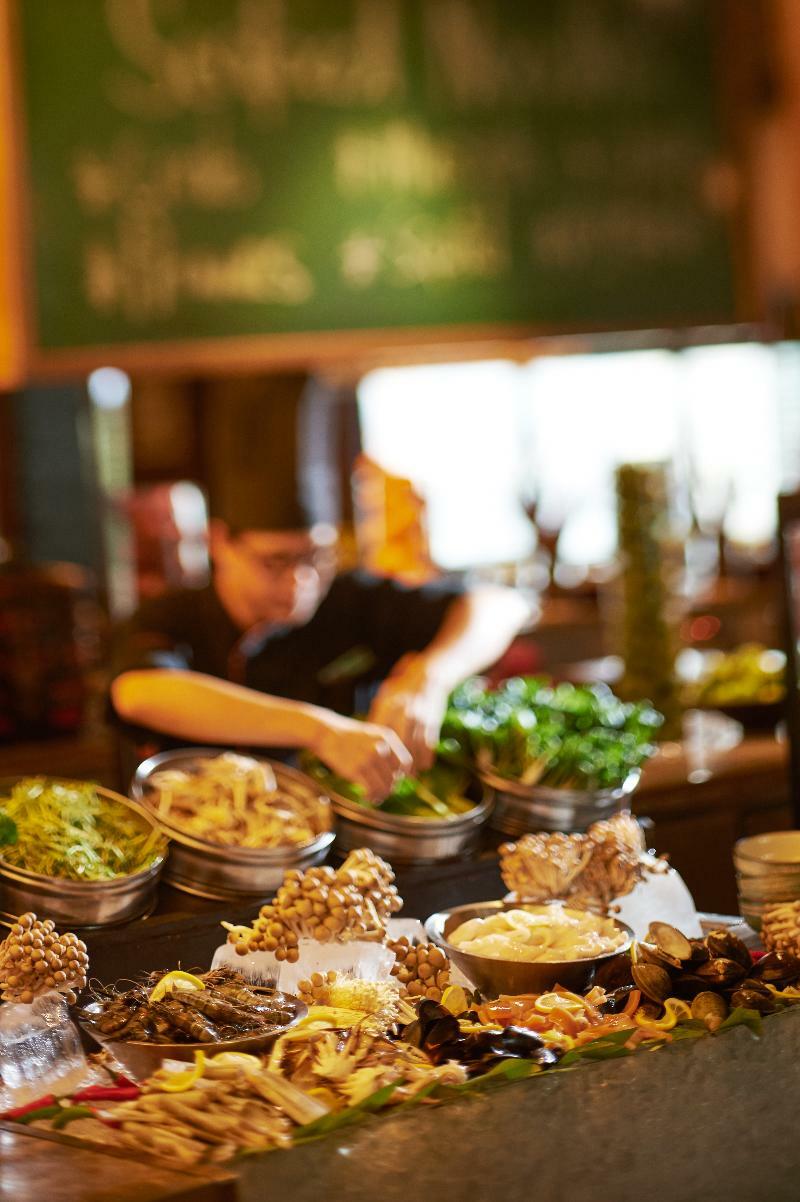 Doubletree By Hilton Kuala Lumpur Hotel Exterior photo A salad bar